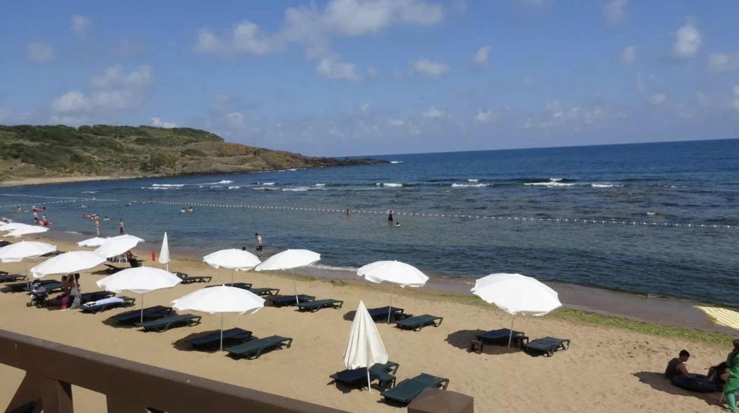 Kadınlar Plajına Servis şezlong ve deniz görünümü